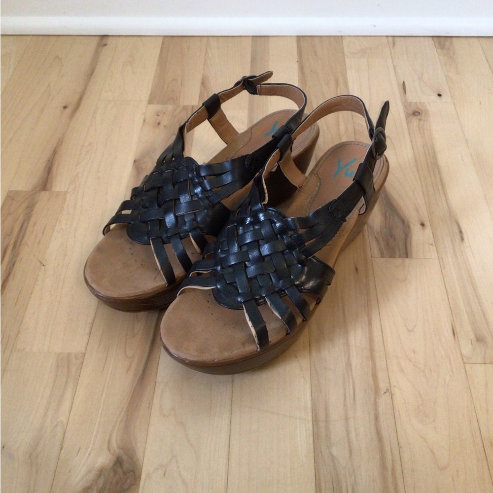 Yuu Black Woven Women's Sandals